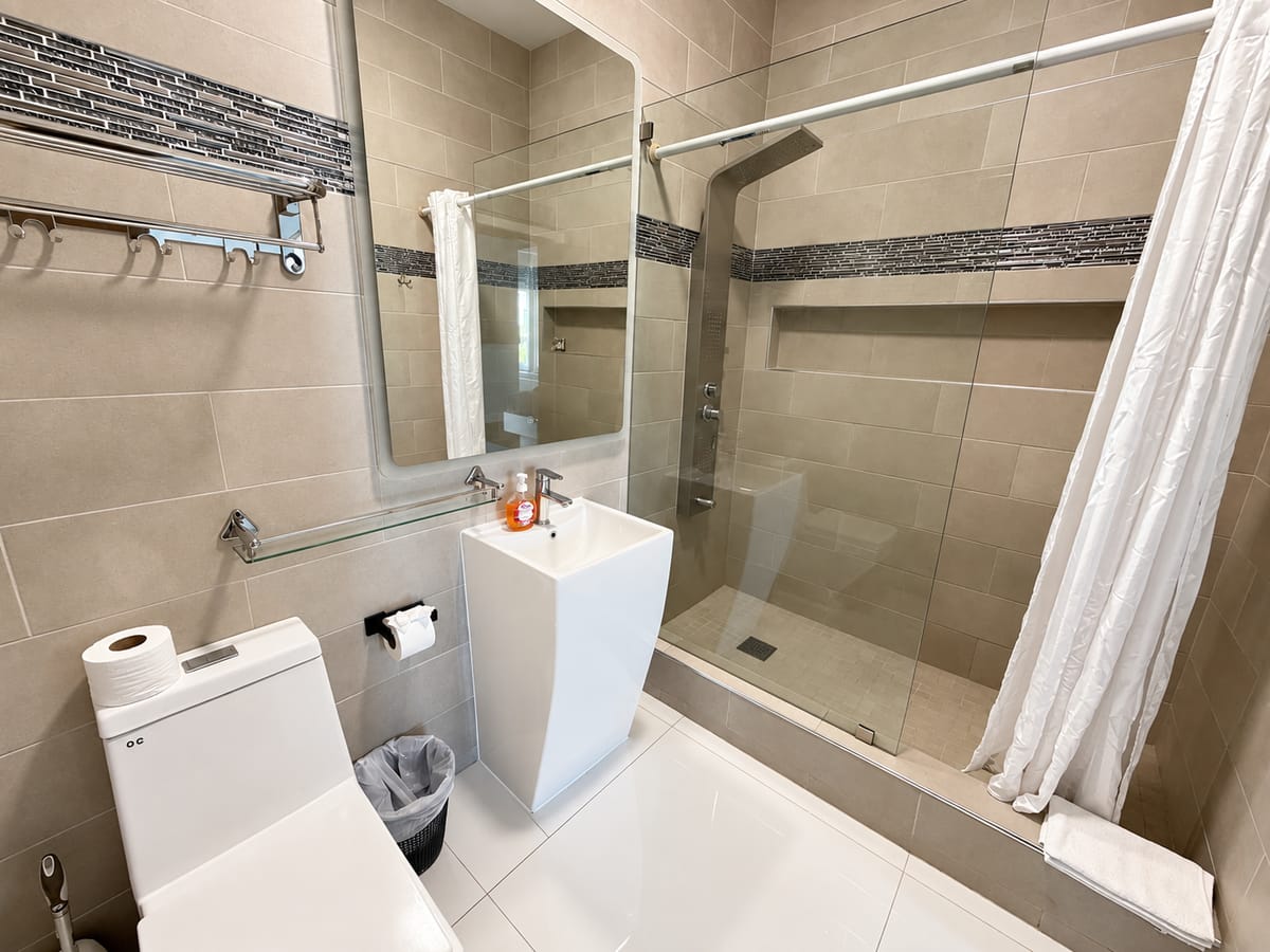 5-bedroom villa Rodney Bay bathroom, Paris Villas
