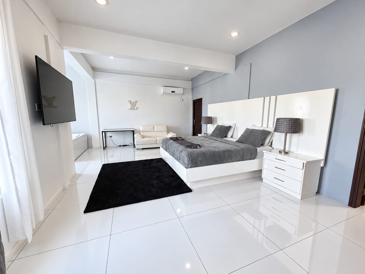 5-bedroom villa Rodney Bay bedroom suite with tv, Paris Villas